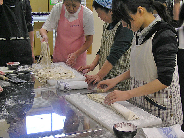 埼玉県吉見町,道の駅いちごの里よしみ,物産館,手打ちうどん体験室